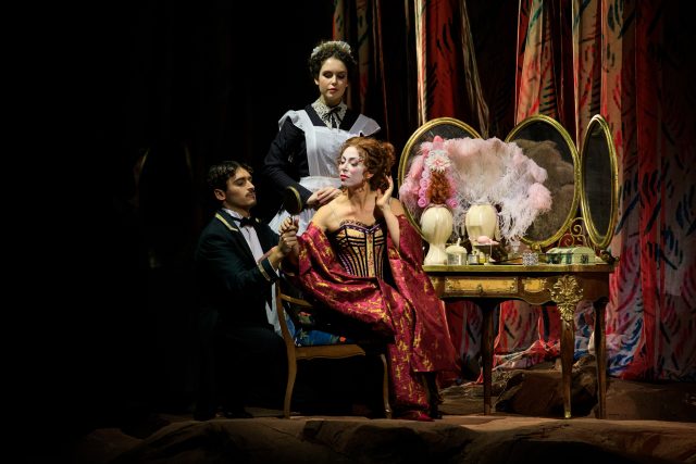 Al centro il soprano Erika Grimaldi (Manon) © Andrea Ranzi