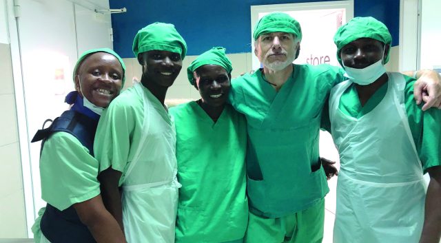 In Sala Operatoria col personale locale.