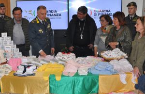 15mila capi di abbigliamento dalla Finanza alla Caritas per i bambini