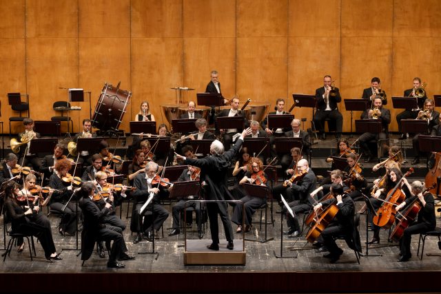 L'Orchestra Haydn e, di spalle, il direttore Markus Stenz - PH Fondazione Haydn