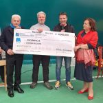 Lino Masucci volontario Famija Arciunesa, Don Alessio, Francesco Cesarini Presidente Famija Arciunesa, Rosanna Pompei Presidente Caritas Interparrocchiale Madonna del Mare Riccione