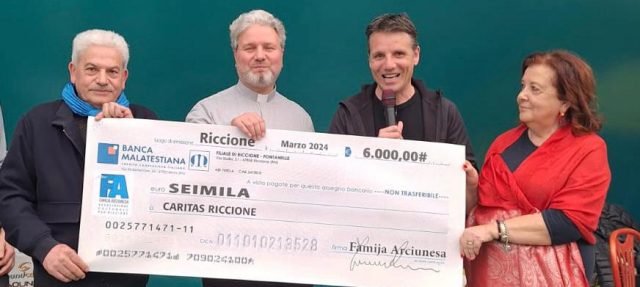 Lino Masucci volontario Famija Arciunesa, Don Alessio, Francesco Cesarini Presidente Famija Arciunesa, Rosanna Pompei Presidente Caritas Interparrocchiale Madonna del Mare Riccione 2