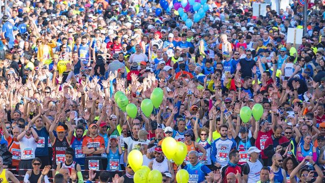 Maratona sport strade folla gente manifestazione