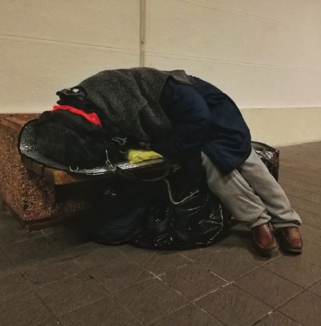 Barboni panchina.jpg Rapporto povertà Caritas