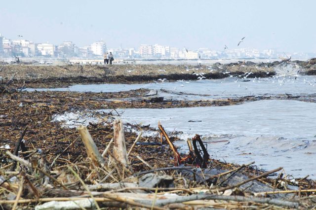 Rn,08/10/05:maltempo detriti dopo la mereggiata�Riccardo Gallini_GRPhoto