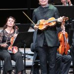 Il direttore Vladimir Jurowski applaude il violinista Augustin Hadelich