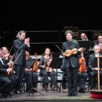 Il direttore Vladimir Jurowski applaude il violinista Augustin Hadelich