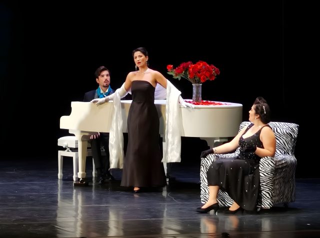 Al centro il soprano Cansu Suakar