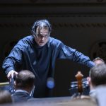 Teodor Currentzis sul podio della sua orchestra