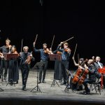I Sollisti Aquilani e al centro il violinista Giuliano Carmignola – Ph Riccardo Gallini