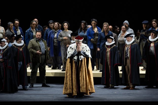 La scena del Consiglio, al centro Luca Salsi (Simon Boccanegra) - PH Fabrizio Sansoni