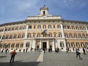 POLITICA: COSÌ VICINA, COSÌ LONTANA