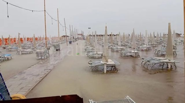 SPIAGGIA-RIMINI-PIOGGIA-NUBIFRAGIO-TEMPORALE-BAGNO-26-1-1