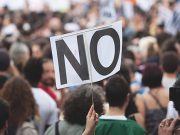 GIOVANI E POLITICA. DUE MONDI AGLI ANTIPODI?