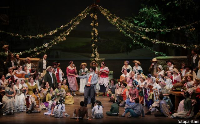 Al centro il baritono Mattia Venni (Dulcamara) - Foto Paritani