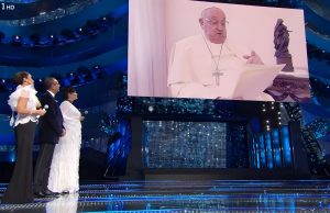 Papa Francesco protagonista a Sanremo con un messaggio di pace e speranza