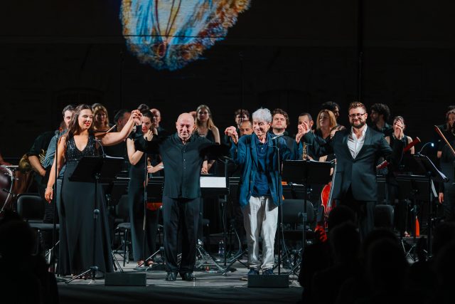 Chiara Guerra (Anita), il direttore Marco Angius, il compositore Gilberto Cappelli, il baritono Alberto Petricca (Garibaldi) ©Luca Concas