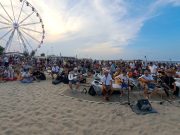 GUITAR 100 – Accordi di Pace: un canto corale sulla spiaggia di Rimini