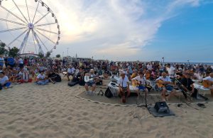 GUITAR 100 – Accordi di Pace: un canto corale sulla spiaggia di Rimini
