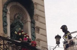 In preghiera per chiedere il dono della pace