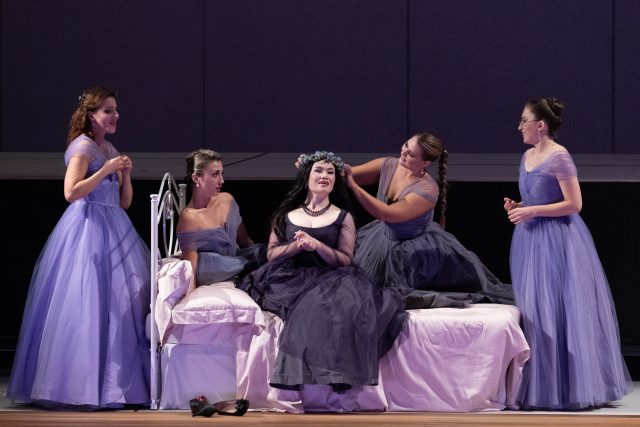 Al centro, il soprano Barno Ismatullaeva (Francesca) insieme alle sue damigelle © Gaido Ratti