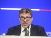 Giorgetti “Se la crisi perdura valutare sospensione del patto di stabilità”