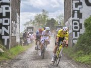 La Parigi-Roubaix a Wout Van Aert, battuto in volata Tadej Pogacar