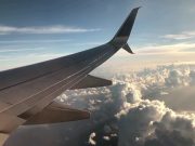 Trasporto aereo in crescita a febbraio, ma pesano le tensioni