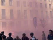 Corteo centri sociali a Milano,fumogeni e petardi contro la Polizia: le immagini