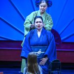 Il soprano Daria Masiero (Cio-cio-san) e alle sue spalle il mezzosoprano Carlotta Vichi (Suzuki)- PH Riccardo Gallini