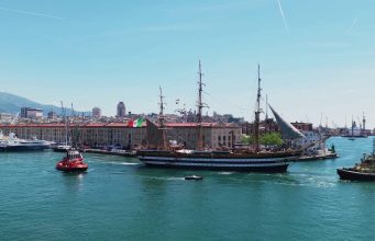 La Nave Amerigo Vespucci salpa dal Porto di Genova, le immagini dal drone