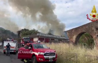 Vasto incendio a Catania nella zona della Timpa di Leucatia