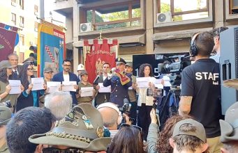 34 anni fa la strage di Capaci, il minuto di silenzio all’albero Falcone