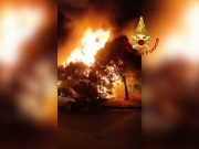 Un incendio distrugge un centro di autodemolizione nel Milanese