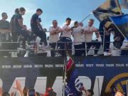 Inter campione d’Italia, è festa sul pullman scoperto lungo le vie di Milano