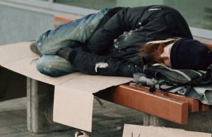 Lavorare per restare poveri