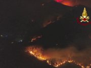 Fiamme sul Monte Faeta, focolai attivi sul versante Pisano: le immagini