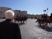 Mattarella assiste al cambio della Guardia d’Onore dell’Esercito Italiano