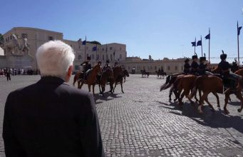 Mattarella assiste al cambio della Guardia d’Onore dell’Esercito Italiano