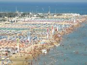 Spiagge a gara: Rimini rompe il ghiaccio, ma i bagnini temono l’assalto dei fondi
