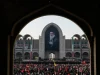 In migliaia a Teheran per la cerimonia funebre di Ali Khamenei