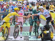 Al Tour pokerissimo di Pogacar, sui Campi Elisi vince Van Der Poel