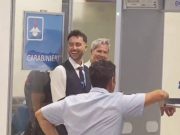 Lampedusa, in aeroporto tutti cantano Baglioni alla presenza del cantautore