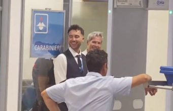 Lampedusa, in aeroporto tutti cantano Baglioni alla presenza del cantautore
