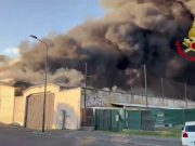 Milano, scoppia un incendio all’interno di un capannone: le immagini