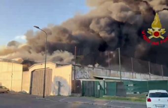 Milano, scoppia un incendio all’interno di un capannone: le immagini