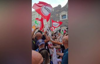 Tensione a Napoli, Potere al Popolo interrompe manifestazione Campo Largo