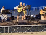 Canzoni e amicizia aspettando Papa Leone