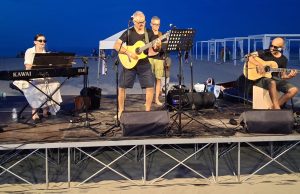 Canzoni e amicizia aspettando Papa Leone