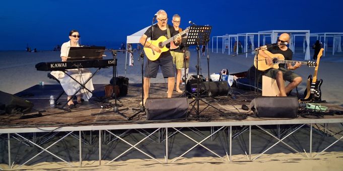 Canzoni e amicizia aspettando Papa Leone